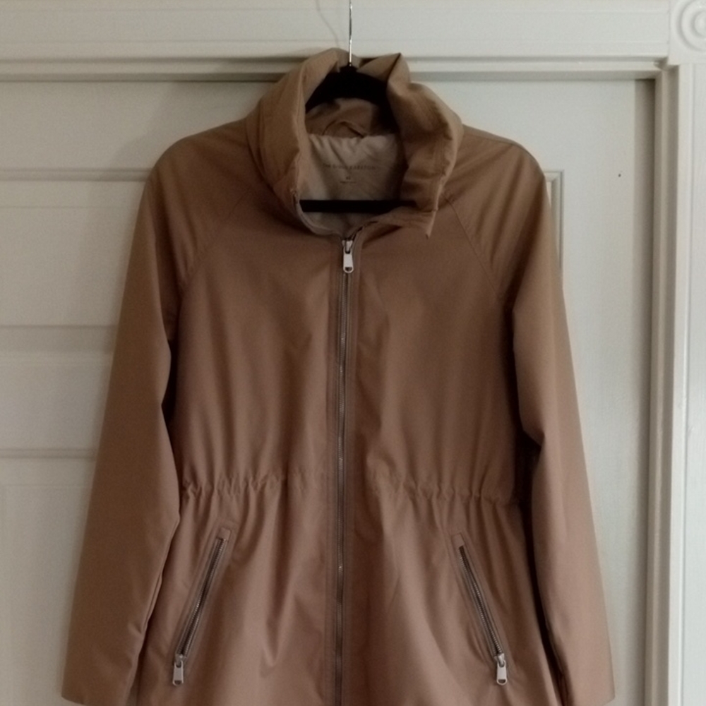 Aritzia Teardrop Raincoat size xs